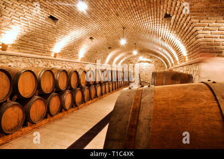 Stockage des fûts de bois Restaurant avec vin. Sous-sol cave avec murs en pierre et brique. Banque D'Images