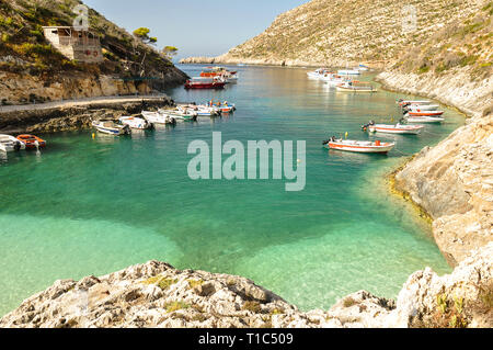 Paysage à couper le souffle d'idylliques, petit port avec des bateaux à louer en Grèce, pendant les vacances d'été. Paradise view rock côte et mer bleu cristal, Banque D'Images