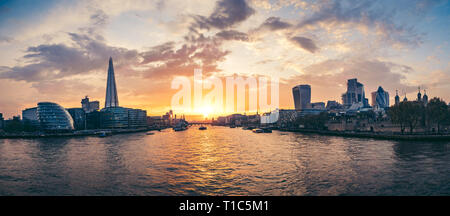 Incroyable coucher de soleil sur la Tamise à Londres Banque D'Images