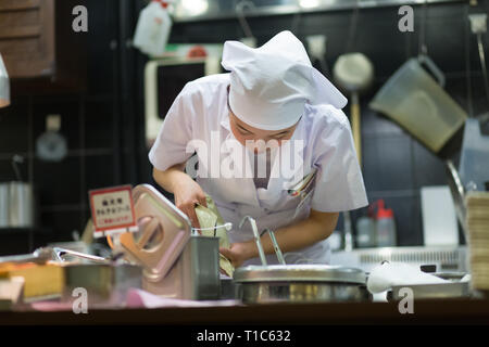 Ramen japonais chefs préparer un bol de nouilles ramen faites maison traditionnelle pour les clients à Kyoto, au Japon. Banque D'Images
