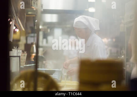 Ramen japonais chefs préparer un bol de nouilles ramen faites maison traditionnelle pour les clients à Kyoto, au Japon. Banque D'Images