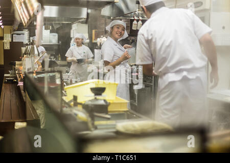 Ramen japonais chefs préparer un bol de nouilles ramen faites maison traditionnelle pour les clients à Kyoto, au Japon. Banque D'Images