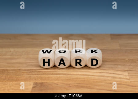 Formulaire dés l'expression "travailler dur". Banque D'Images