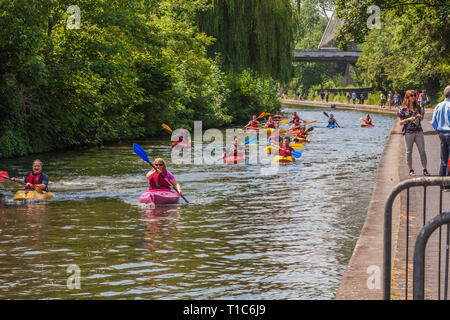 Une vue panoramique sur le Regents Canal navigable occupé à Londres montrant les canoteurs pagayant vers le bas la voie navigable Banque D'Images