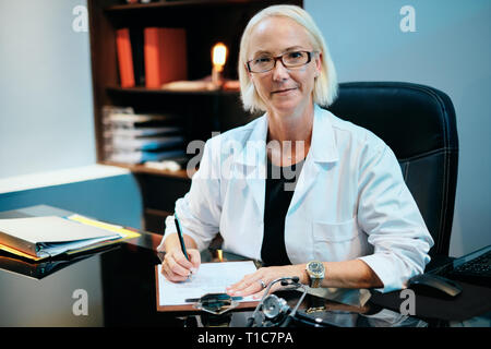 Portrait de femme médecin travaillant à l'hôpital Office Smiling at Camera Banque D'Images
