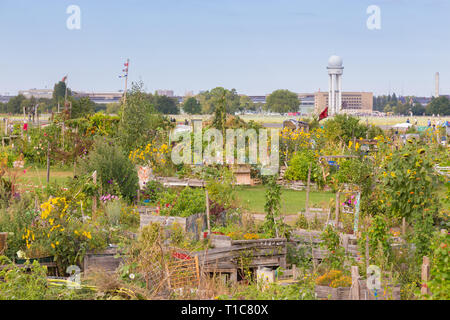 Les jardins urbains à Tempelhofer domaine, ancien des aéroports de Berlin, Allemagne. Banque D'Images