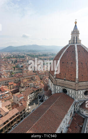 View sur le Duomo et les toits de Florence, le Campanile de Giotto. Banque D'Images