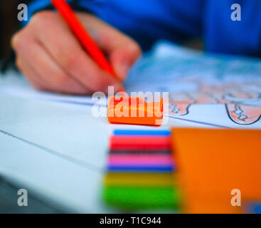 Boy painting scrap book, image d'un Banque D'Images