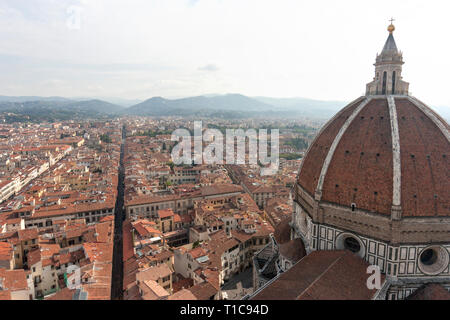 View sur le Duomo et les toits de Florence, le Campanile de Giotto. Banque D'Images