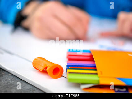 Boy painting scrap book, image d'un Banque D'Images