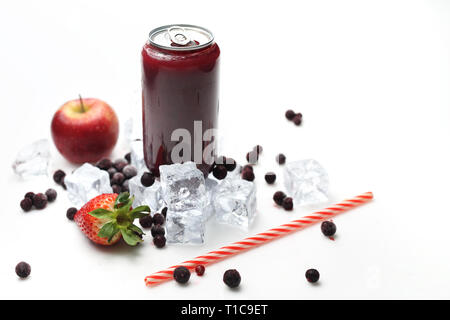 Cocktail rafraîchissant de cassis, jus sain régime alimentaire. Boisson froide. Banque D'Images