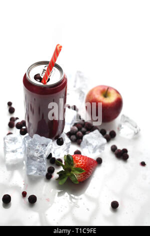 Cocktail de fruits frais, des jus de santé diète. Boisson froide. Banque D'Images