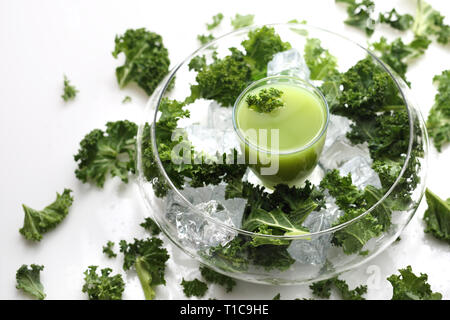 Cocktail vert avec des feuilles de chou frisé, pommes, bananes, kiwis. Banque D'Images