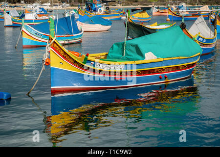 Bateaux de pêche maltais colorés traditionnels connus sous le nom de luzzu, Marsaxlokk, Malte Banque D'Images