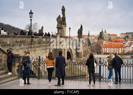 Prague, République tchèque - Mars 04, 2019 : le Pont Charles sur la Vltava, un lieu populaire auprès des touristes Banque D'Images