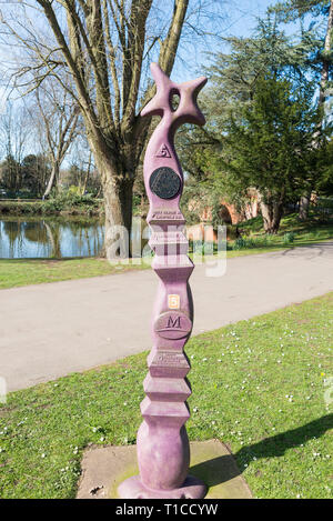 L'un des jalons marquant le millénaire et création du National Cycle Network, dans Cannon Hill Park, Edgbaston, Birmingham Banque D'Images