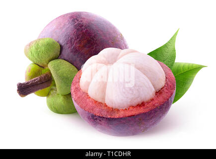 Fruits tropicaux isolés. L'un et demi de couper les mangoustans isolé sur fond blanc avec clipping path Banque D'Images