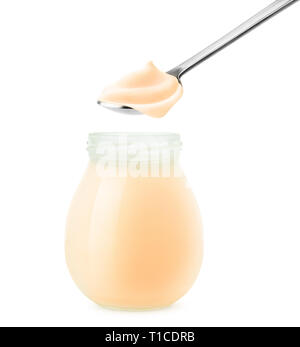 Yaourt pêche isolés. Ouvrir un bocal en verre et d'une cuillerée de yogourt aux fruits isolé sur fond blanc avec clipping path Banque D'Images