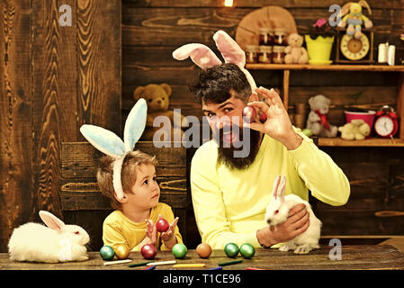 Famille Pâques avec de fausses oreilles de lapin. Banque D'Images