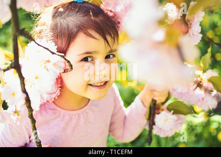 Summer girl fashion. l'enfance. Printemps. prévisions météo. visage et soins. allergie aux fleurs. Petit enfant. La beauté naturelle. Jour pour enfants Banque D'Images