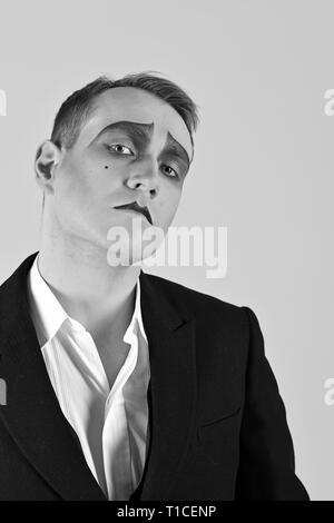 Oeil expressif. Artiste mime. Avec l'homme maquillage mime. Mime avec la peinture pour le visage. Acteur de théâtre le mime. D'un acteur à l'affiche. Performance théâtrale et d'art Banque D'Images