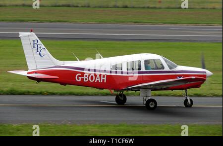 G-BOAH, un Piper PA-28R-161 Warrior II appartenant et exploités par l'Prestwick Flight Centre, à sa base à l'Aéroport International de Prestwick en Ayrshire. Banque D'Images