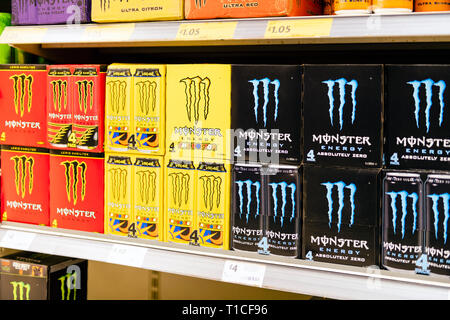 Monster Energy drink sur les étagères d'un supermarché à vendre au Royaume-Uni. Banque D'Images