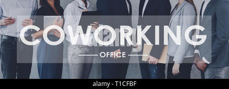 Concept de coworking. Business people standing in row Banque D'Images