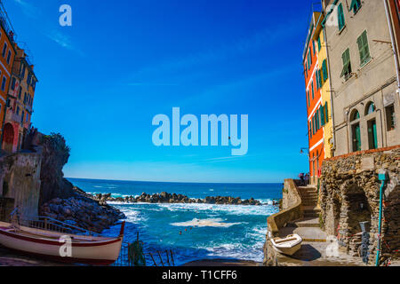 Riomaggiore, Italie - Mars 2019 : Riomaggiore est l'un des cinq sites de voyage Cinque Terre, un village de pêcheurs traditionnels à La Spezia, situer je Banque D'Images