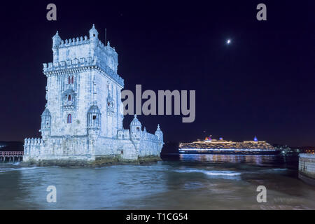 Bateau de croisière naviguant derrière Torre de Belem, Belem Tower ou tour de St Vincent la nuit, Site du patrimoine mondial de l'UNESCO, le quartier de Belém, Lisbonne, Portugal Banque D'Images