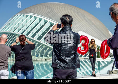 Valence, une femme qui est venue à Valence pour célébrer son trentième anniversaire, ville de la Science de Valence Espagne Banque D'Images