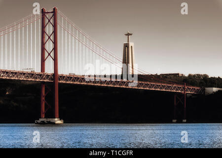 Pont du 25 avril et d'Almada Cristo Rei statue Belem district, Lisbonne, Portugal Banque D'Images