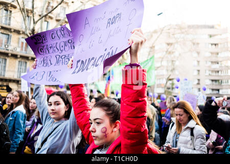 Barcelone, Espagne - 8 mars 2019 : rassemblement de jeunes filles dans le centre-ville au cours de la journée de la femme pour améliorer les droits de l'homme pour les femmes et le féminisme Banque D'Images