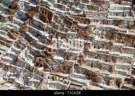 Une vue aérienne de la mine de sel de Salineras de Maras dans la Vallée Sacrée des Incas, Cuzco, Pérou région Banque D'Images