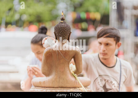 La THAÏLANDE KANCHANABURI - AVRIL 17 : personnes non identifiées douche le moine sculpture dans Songkran festival on Avril 17,2018 Udommongkol Kanchanab au Wat en Banque D'Images