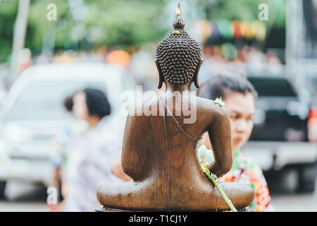 La THAÏLANDE KANCHANABURI - AVRIL 17 : personnes non identifiées douche le moine sculpture dans Songkran festival on Avril 17,2018 Udommongkol Kanchanab au Wat en Banque D'Images