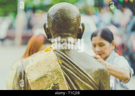 La THAÏLANDE KANCHANABURI - AVRIL 17 : personnes non identifiées douche le moine sculpture dans Songkran festival on Avril 17,2018 Udommongkol Kanchanab au Wat en Banque D'Images