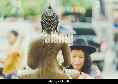 La THAÏLANDE KANCHANABURI - AVRIL 17 : personnes non identifiées douche le moine sculpture dans Songkran festival on Avril 17,2018 Udommongkol Kanchanab au Wat en Banque D'Images