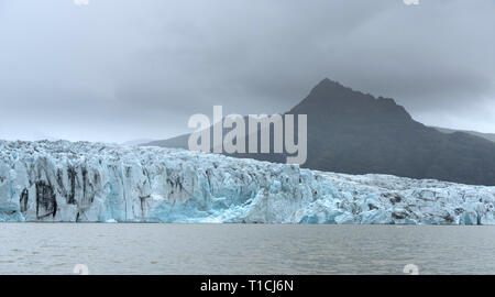 Fjallsarlon est un lac glaciaire à l'extrémité sud du glacier islandais Vatnajokull. Un peu de glace-bergs sont par la dérive sur sa surface Banque D'Images