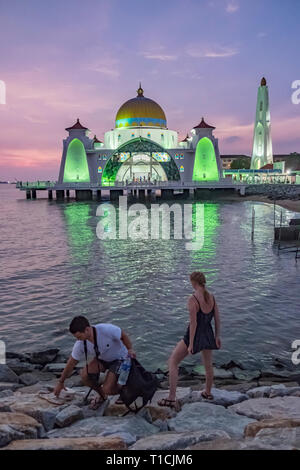 Coucher de soleil sur le Détroit de Melaka Mosquée, situé en Malaisie, et construit à l'aide de la combinaison de pays du Moyen-Orient et de l'artisanat malais, ressemble à une structure flottante Banque D'Images