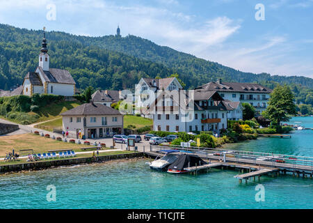 WORTHERSEE, AUTRICHE - août 08, 2018 : Avis de la lac Worthersee avec Maria Worth church, Carinthie, Autriche Banque D'Images