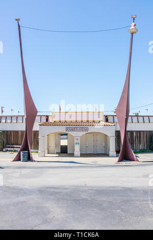 La Kramer qui a deux entrée Arena 1960 era en acier Cor-ten, l'espace-âge, de colonnes de type aiguille à son entrée. Ils sont en opposition avec la tradition Banque D'Images