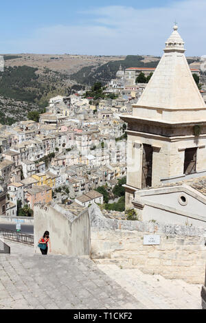 Explorer les petites rues et ruelles de Ragusa Ibla, la vieille ville est très âgés de maisons et des scènes de rue Banque D'Images