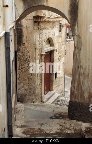 Explorer les petites rues et ruelles de Ragusa Ibla, la vieille ville est très âgés de maisons et des scènes de rue Banque D'Images