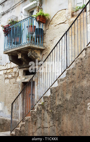 Explorer les petites rues et ruelles de Ragusa Ibla, la vieille ville est très âgés de maisons et des scènes de rue Banque D'Images