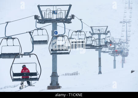 Glenshee, Scotland, UK. 16 mars, 2019. La neige sur les hauteurs en Ecosse, conditions de ski au centre de ski de Glenshee dans Aberdeenshire était bonne et h Banque D'Images