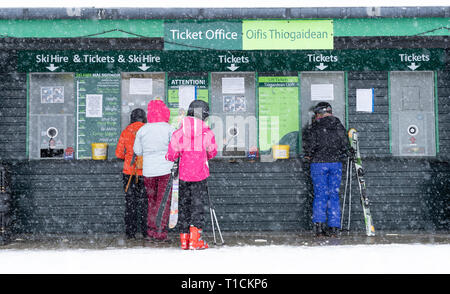 Glenshee, Scotland, UK. 16 mars, 2019. La neige sur les hauteurs en Ecosse, conditions de ski au centre de ski de Glenshee dans Aberdeenshire était bonne et h Banque D'Images