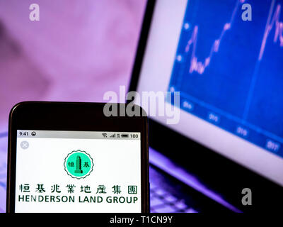 Sur cette photo, l'illustration a Henderson Land Development vu le logo affiché sur un téléphone intelligent. Banque D'Images