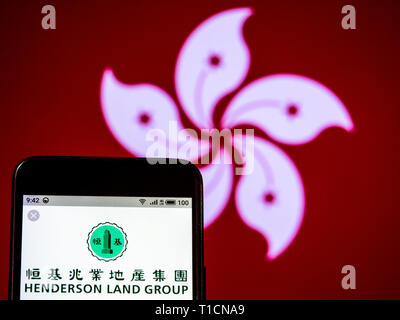 Sur cette photo, l'illustration a Henderson Land Development vu le logo affiché sur un téléphone intelligent. Banque D'Images