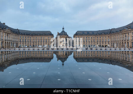 Depuis 2006, Bordeaux a le plus grand miroir de l'eau dans le monde (3 450 m2). Situé en face de la Plaza de la Bolsa, ce spectaculaire alterne travail ex Banque D'Images